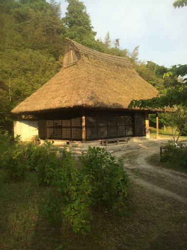 ふるさと尺の内公園 茅葺屋根の家