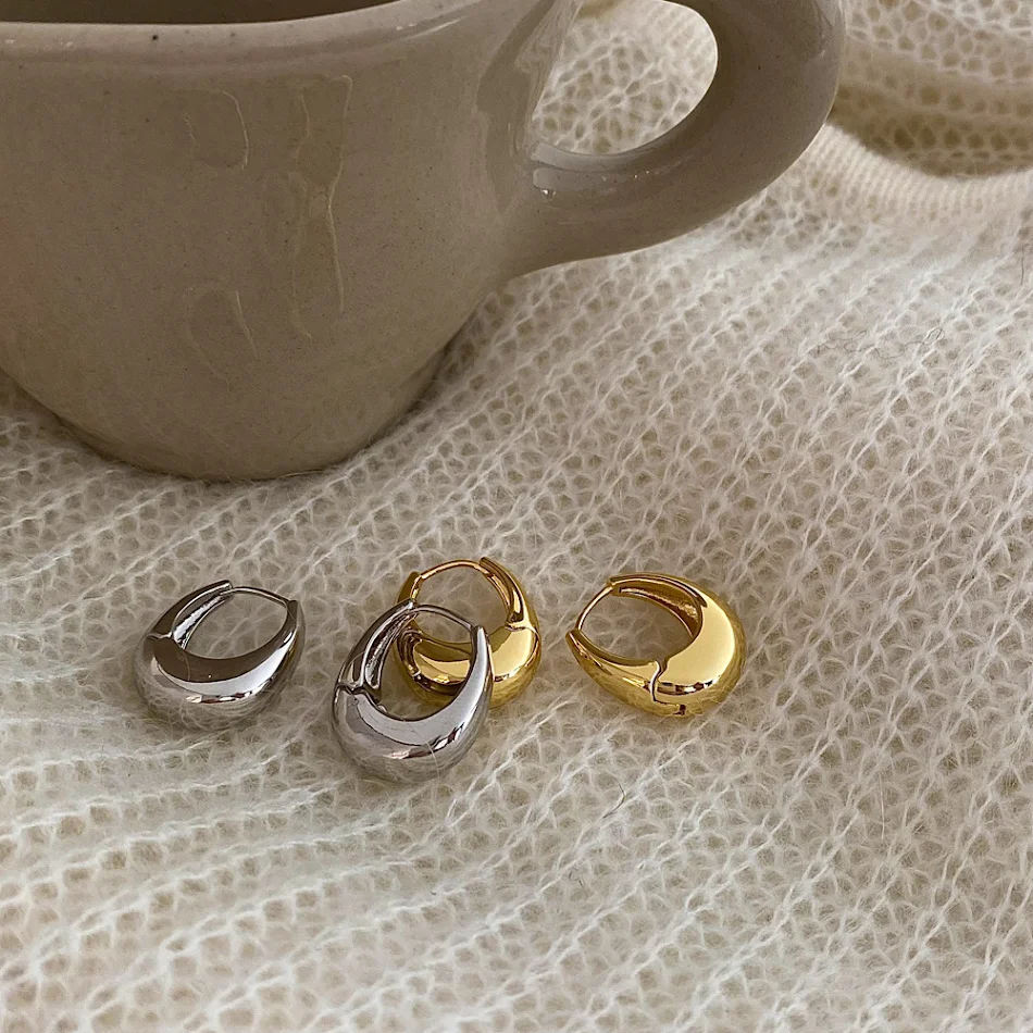 Pulseira Oval Simples com Brinco de Orelha Metal Feminina Cobre Banhado a Ouro Real Elegância e Sofisticação, Ideal para Presentear.