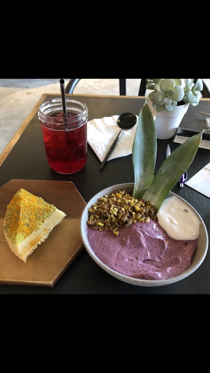 Açaí Berry Smoothie Bowl with a side of Avocado Toast and Homemade Iced Tea!