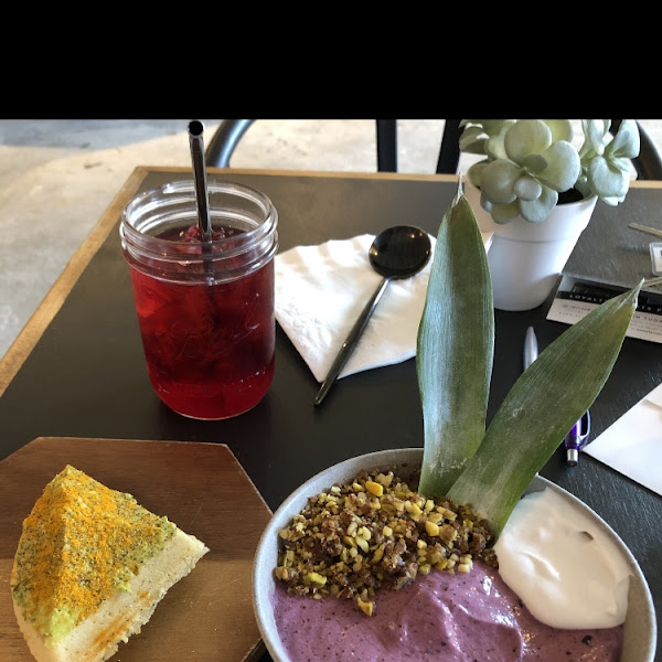 Açaí Berry Smoothie Bowl with a side of Avocado Toast and Homemade Iced Tea!