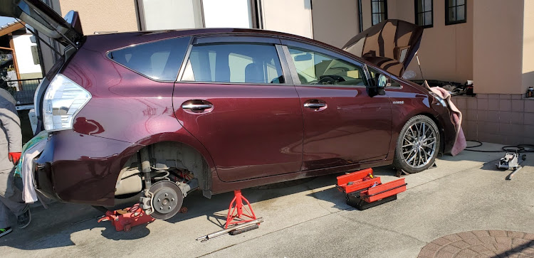 プリウスαの車高調整に関するカスタム事例の投稿画像2枚目