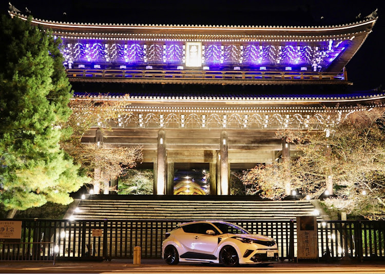 C-HRの祇園知恩院ライトアップ・⛩🌲京都🍁紅葉リベンジャーズ・僅かな時間で📸勝負💪・11月もよろしくお願いします・帰宅前寄り道シリーズに関するカスタム事例の投稿画像1枚目