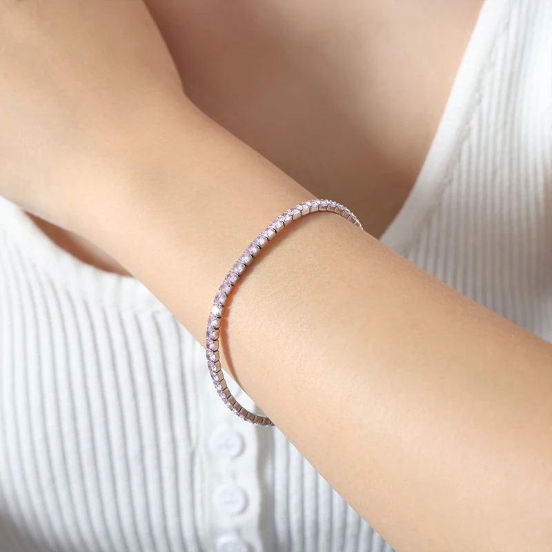 Kleurrijke zirkonia stretcharmband van titanium staal. Comfortabel en stijlvol, ideaal voor dagelijks gebruik en als cadeau.