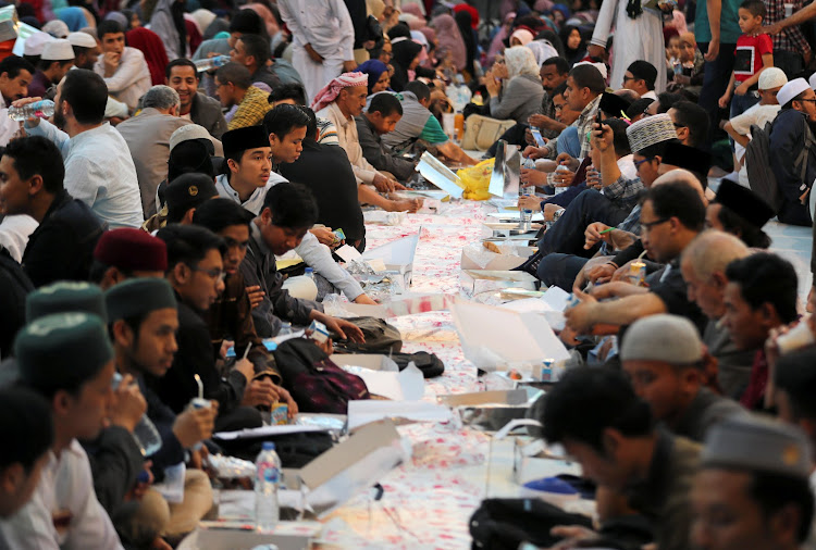 Muslims gather to eat Iftar, the meal to end their fast at sunset, during the holy fasting month of Ramadan, at Al Azhar mosque in the old Islamic area of Cairo, Egypt May 12, 2019.