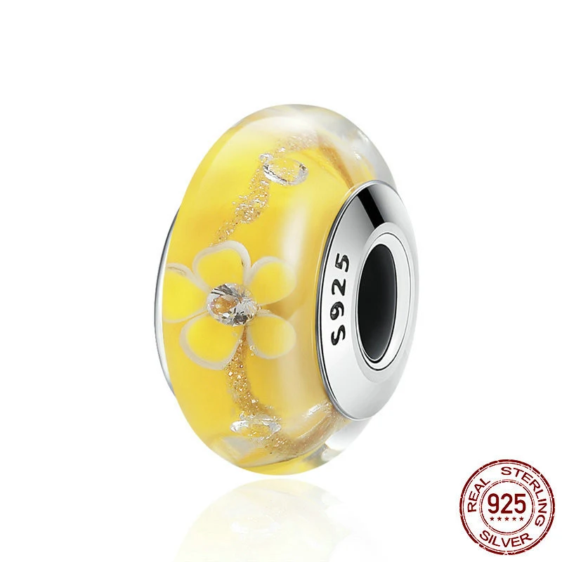 Solide bloemen bedel van S925 sterling zilver met glazen kralen. Ideaal voor gepersonaliseerde armbanden en kettingen.