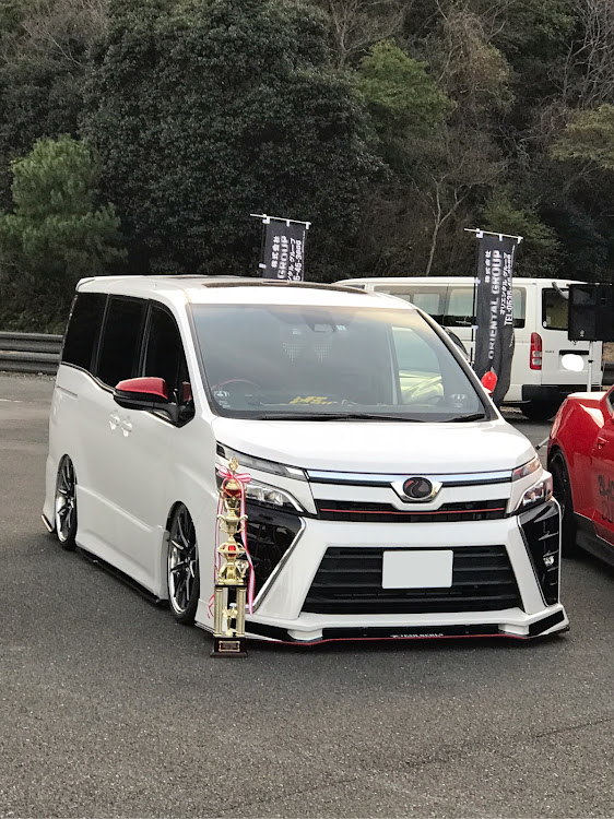 ヴォクシーのガイジンスタイル・プリウス・80ヴォクシーに関するカスタム事例の投稿画像3枚目