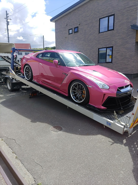NISSAN GT-Rのクールレーシング・35GT- R・北海道・マゼンタピンク・修理完了！に関するカスタム事例の投稿画像1枚目