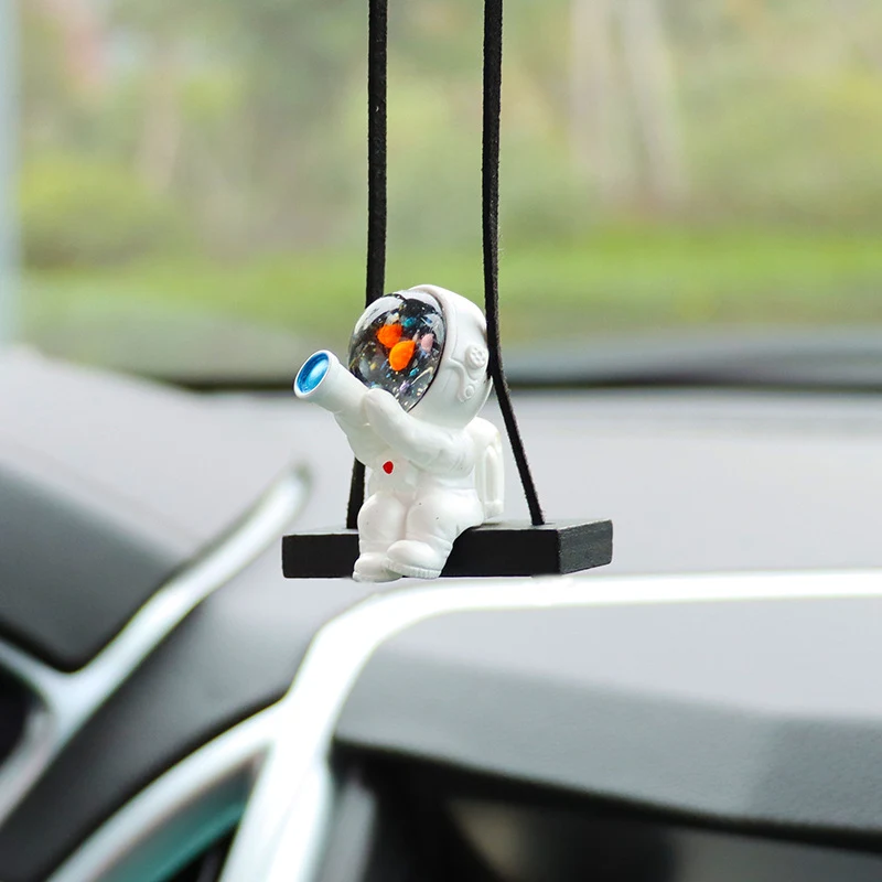 Creatieve Astronaut Auto Accessoire Verfraai uw auto interieur met deze unieke hanger. Geniet van een ontspannen en stijlvolle rijervaring. Een echte blikvanger.