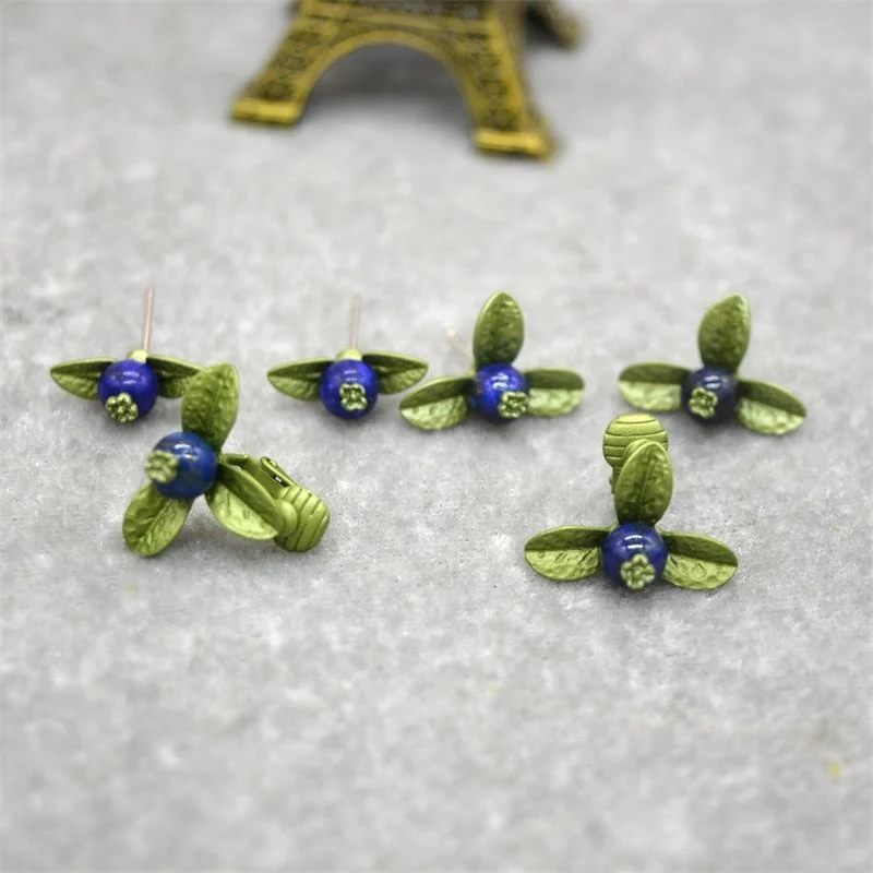 Brincos de Stud Retro Antigos de Lápis-Lazúli para Mulheres. Adicione um toque vintage e elegância ao seu visual diário.