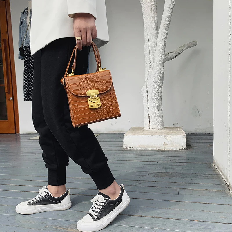 Bolsa feminina transversal de um ombro com textura versátil, ideal para combinar com qualquer look. Conforto e estilo para o dia a dia.