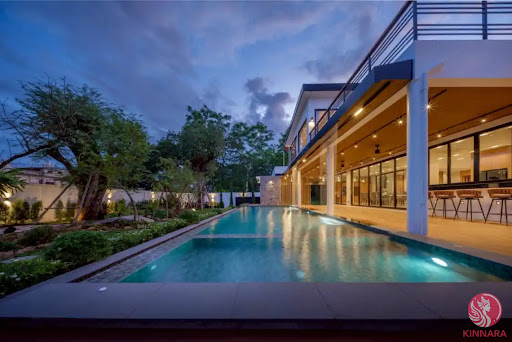 Villa avec piscine et terrasse 1