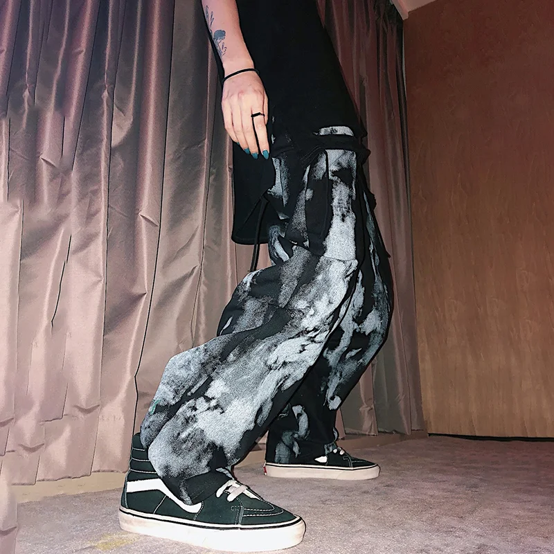 Title 1, Pantalones teñidos con tinta de efecto tie-dye....