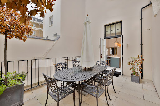 Terrace with outdoor table and chairs - Luxury apartment / penthouse for sale in London, 4 bedrooms