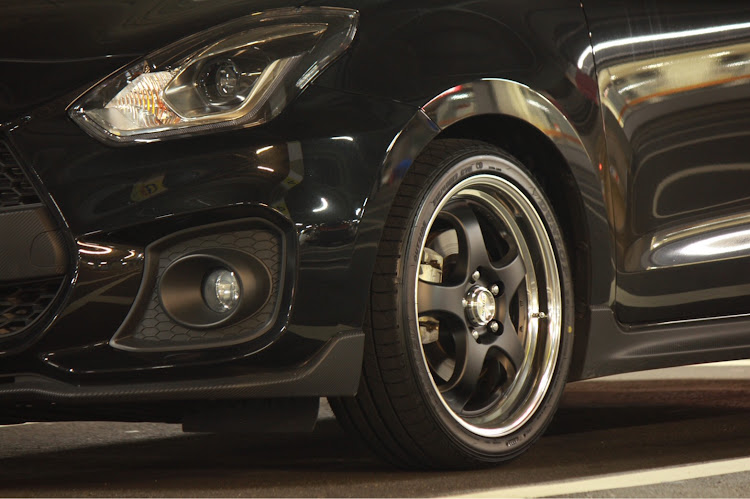 スイフトスポーツのホイール交換・work・workwheels・Meister S1Rに関するカスタム事例の投稿画像2枚目