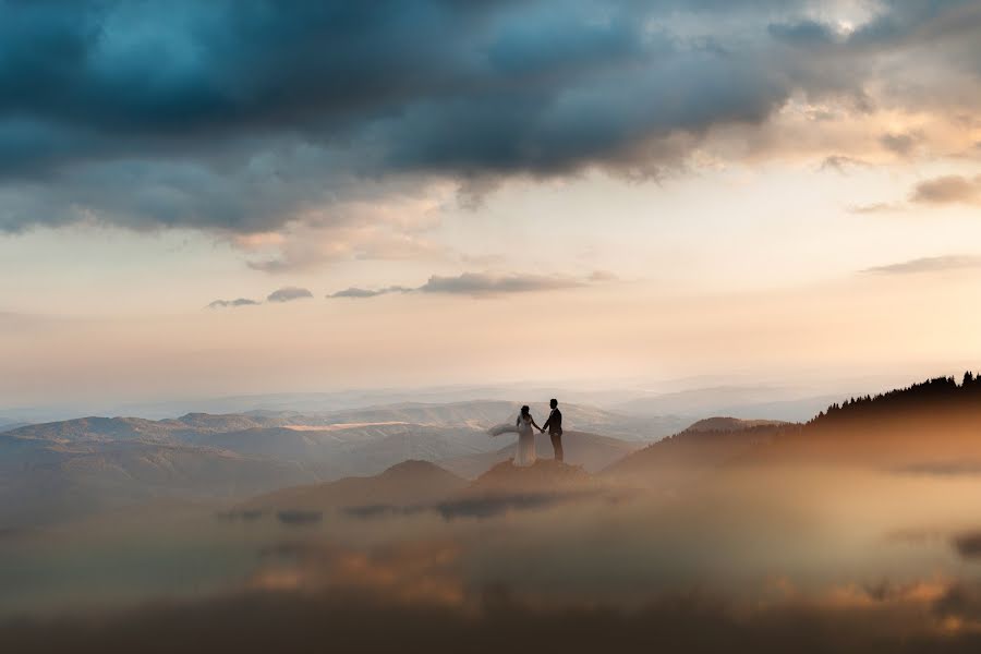 Fotografo di matrimoni Alin Pirvu (alinpirvu). Foto del 4 ottobre 2019