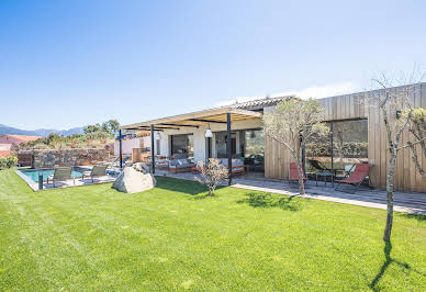 Villa avec piscine en bord de mer 13