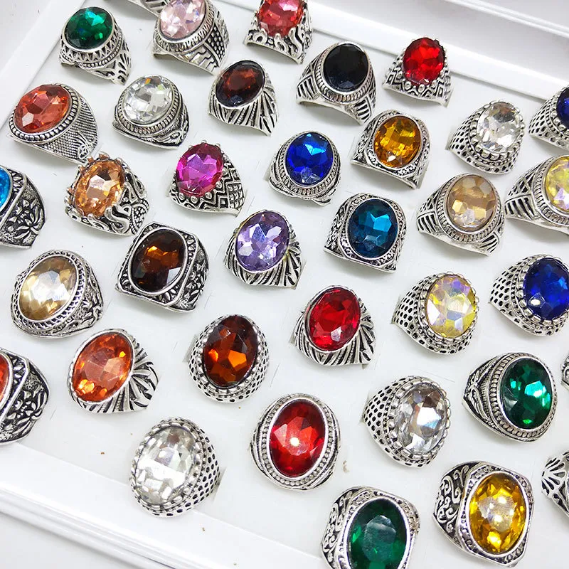 Gemengde glaskristallen edelsteenring. Uniek sieraad voor je vingers, ideaal voor speciale gelegenheden. Dit sieraad garandeert elegantie en stijl.