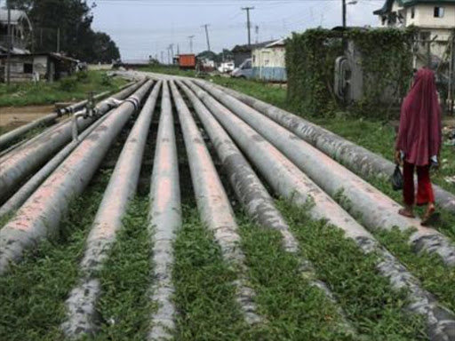 A girl walks on a gas pipeline running through Okrika community near Nigeria's oil hub city of Port Harcourt December 4, 2012. Photo/REUTERS