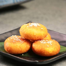 Deep-Fried Pumpkin Pancake with Red Bean Paste 
