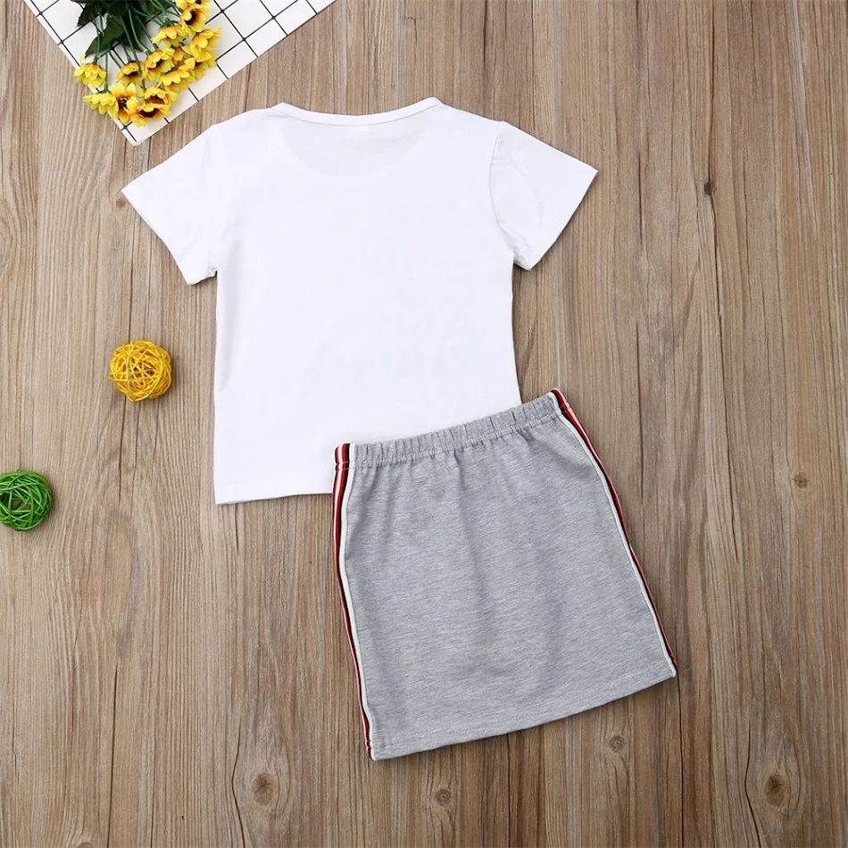 Meisjes Letter T-shirt met korte mouwen, modieuze strepen en bloemenprint, comfortabel en perfect voor de zomer, een leuke en stijlvolle outfit.