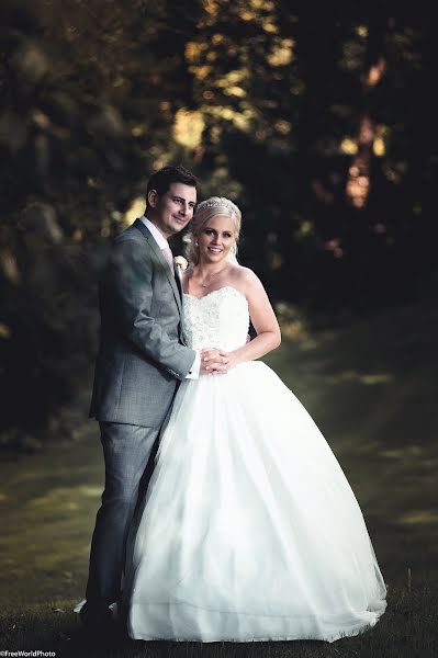 Fotógrafo de casamento Paulius Lekacinskas (freeworldphoto). Foto de 19 de abril 2019