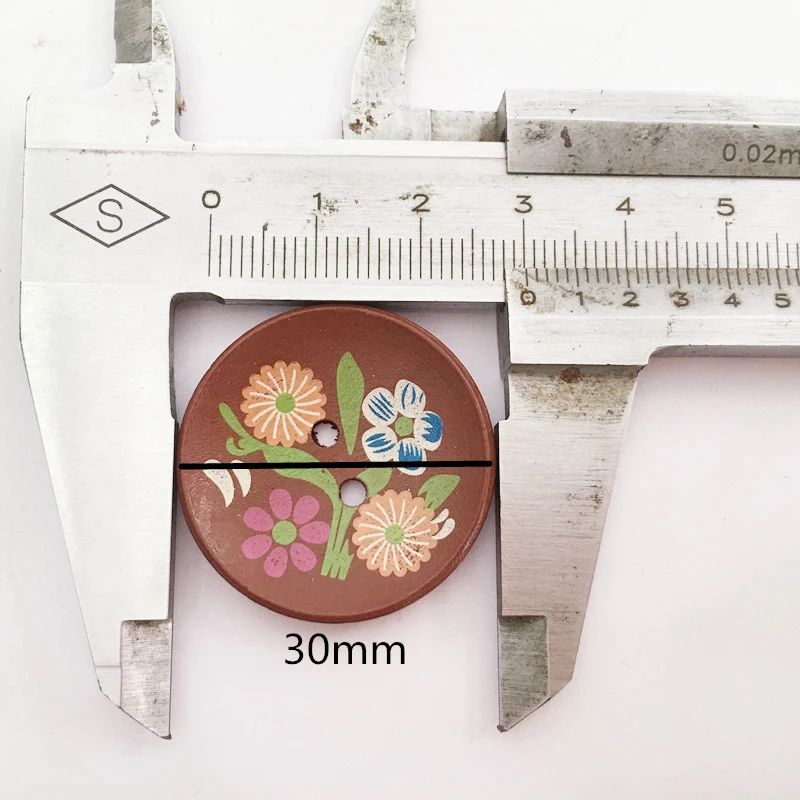 Botones de madera marrón con diseños florales perfectos para manualidades. Añade un toque natural y elegante a tus creaciones.