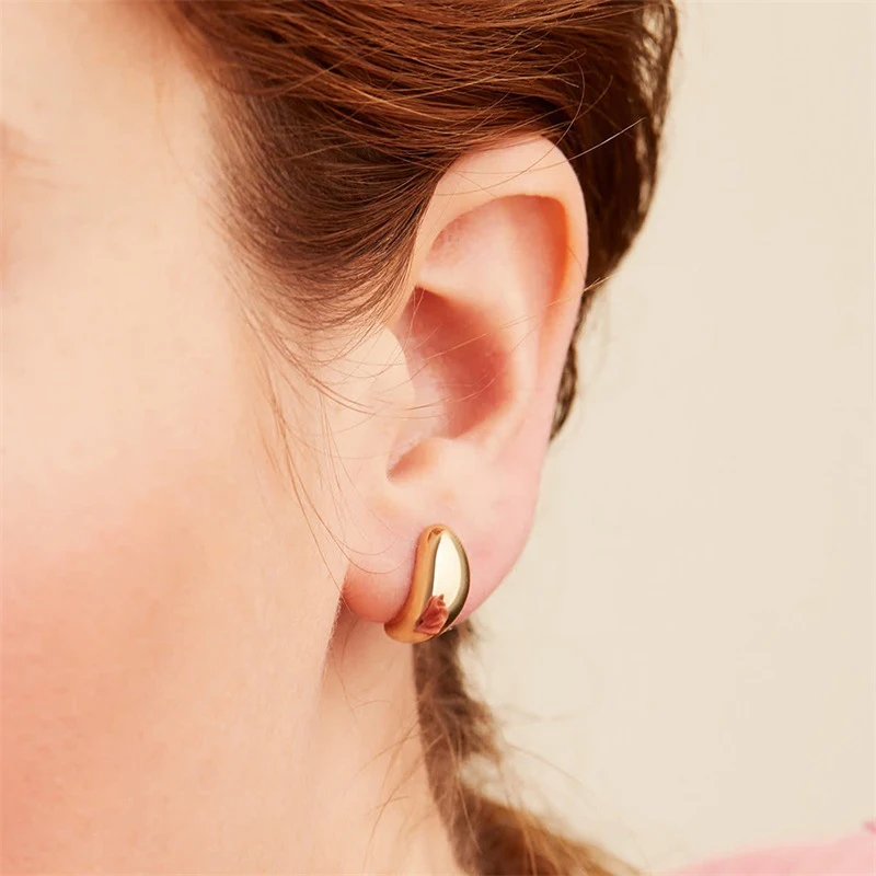 Boucles d'oreilles simples et élégantes en acier inoxydable. Un accessoire intemporel, résistant et parfait pour toutes les occasions.