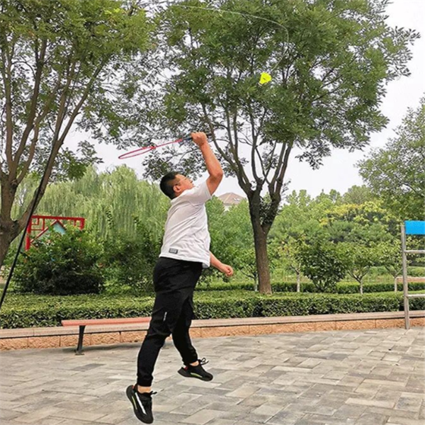 Badminton trener za poboljšanje veštine. Vežbajte udarce, brzinu i izdržljivost. Uvežbajte tehniku kod kuće i postanite bolji igrač.