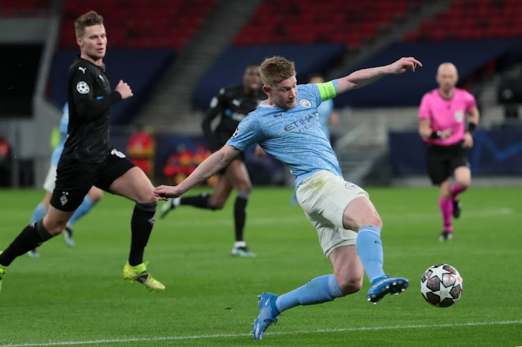 Kevin De Bruyne of Manchester City plays the ball during the UEFA Champions League Round of 16 match against Borussia Moenchengladbach at Puskas Arena on March 16, 2021 in Budapest