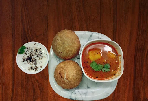 Aloo Kachori [4 Pieces] With Raita