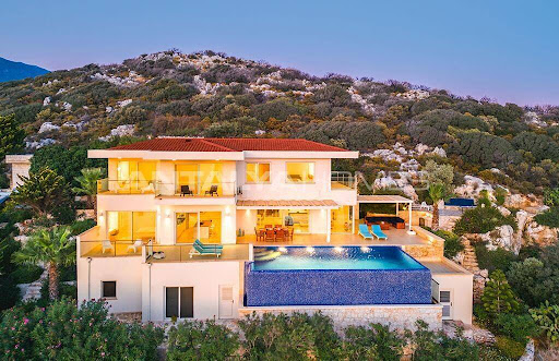 House with pool and terrace 1