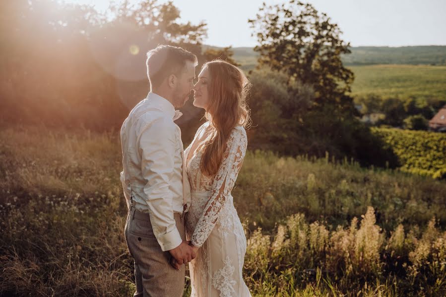 Svatební fotograf Daniel Cseh (tothemoonandback). Fotografie z 28.září 2023
