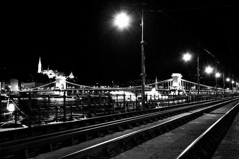 Budapest di notte tra luci e buio  di Cimabue