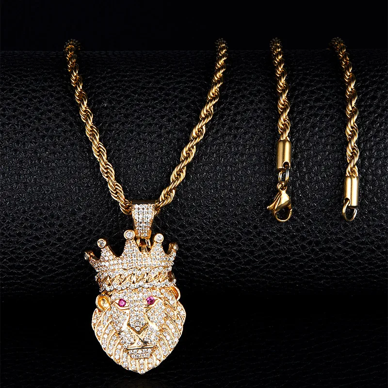 Collier pendentif Couronne Hip Hop Européen Zircon, couronne électroplaquée, combinaison diamant complet, pour un style bling et tendance.