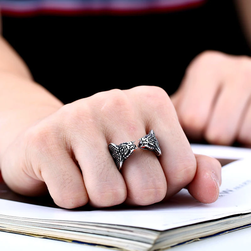 Anello serpente in acciaio al titanio con diamante rosso. Gioielleria di lusso per donne, design unico e resistente. Esprimi il tuo stile audace.