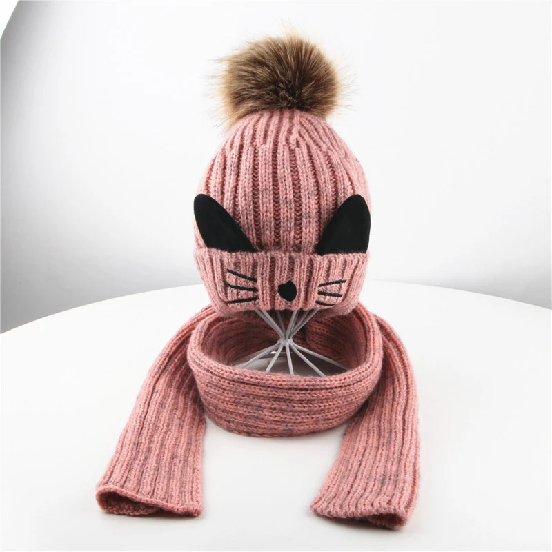 Gebreide muts set voor warmte en stijl. Zacht en comfortabel, ideaal voor de winter. Geniet van het koude seizoen met elegantie en complete bescherming.