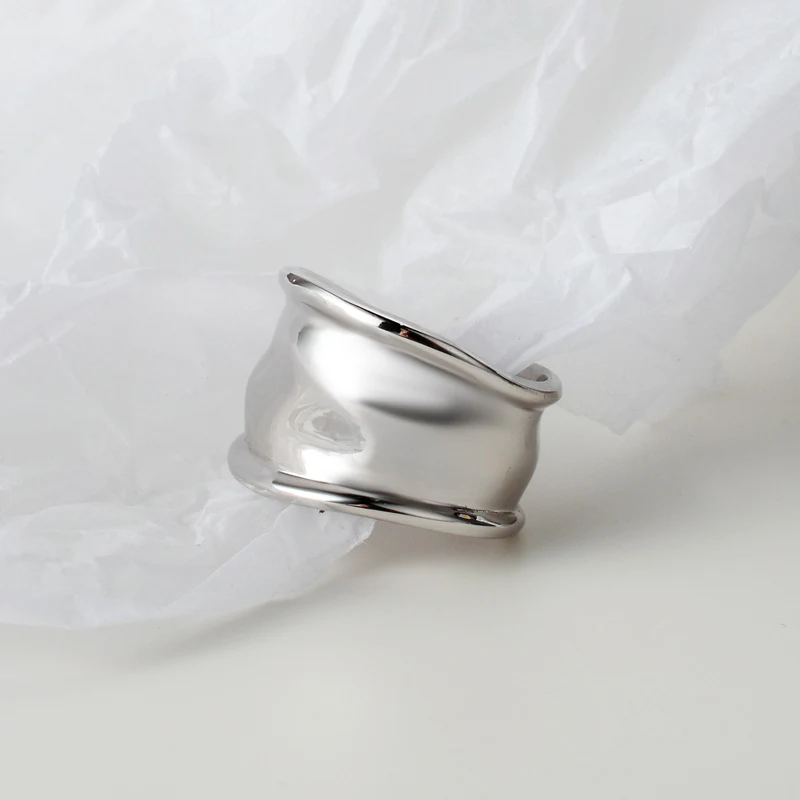 Anillo de dedo índice con geometría brillante para un estilo audaz. Eleva tu look con este accesorio único y sofisticado, perfecto para cualquier ocasión.