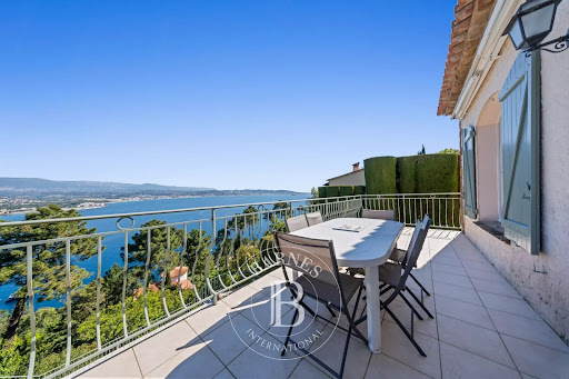 Seaside villa with pool and garden 1