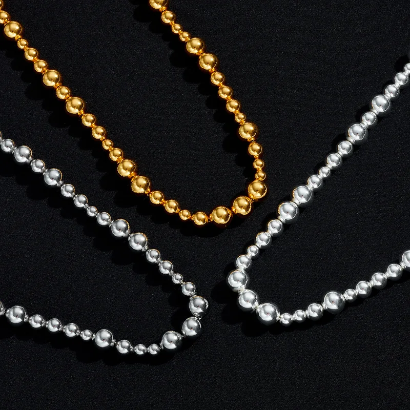 Irreguliere kralenketting met koperplating en 18K goud, een stijlvol en modern accessoire dat je outfit compleet maakt.