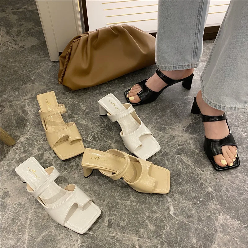 Sandálias de salto alto e grosso, perfeitas para um look estiloso e confortável. Caminhe com elegância e confiança em qualquer ocasião.