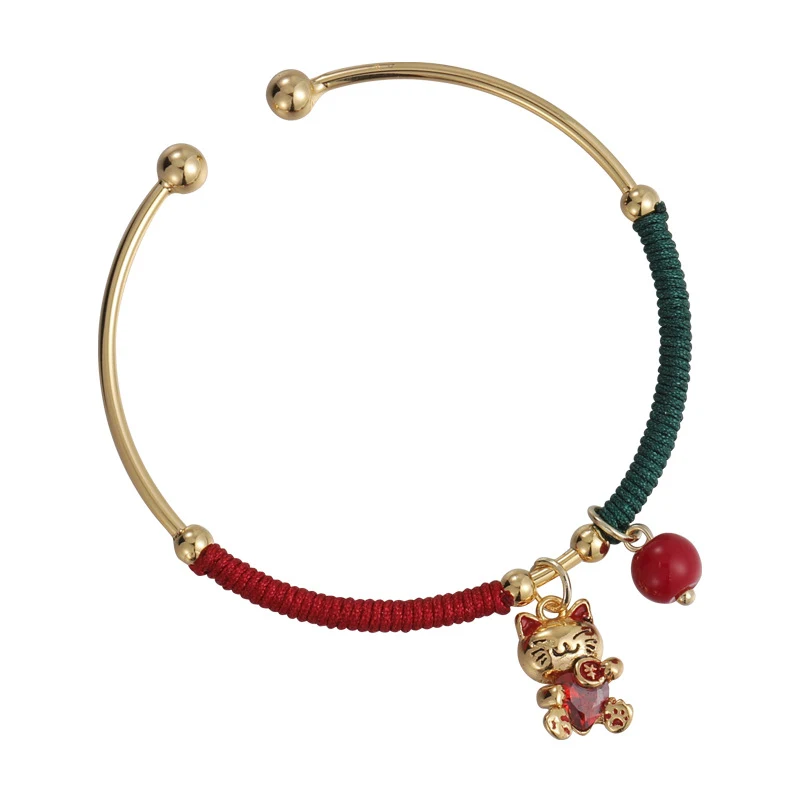 Pulseira pingente de gatinho com fio vermelho enrolado, estilo chinês antigo. Traga sorte e charme com este amuleto elegante e atemporal.