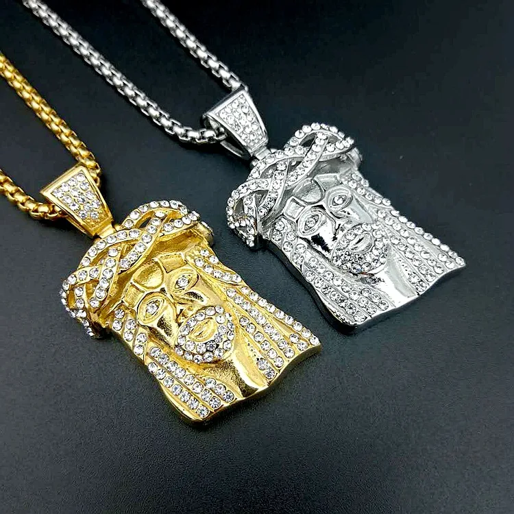 Collana con pendente Gesù in acciaio titanio placcato oro e diamanti, un simbolo di fede e raffinatezza, perfetto per un look elegante e devoto.
