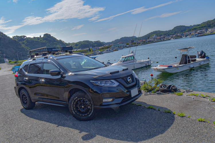 エクストレイルのエクストレイルT32・漁船とコラボ・海沿いドライブ・海と愛車・愛車と絶景に関するカスタム事例の投稿画像1枚目