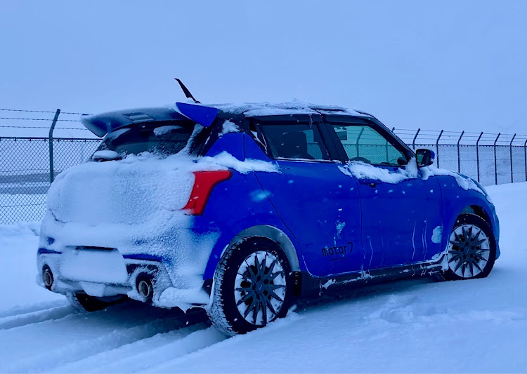 スイフトスポーツのzc33s・今年1年ありがとうございました・来年もよろしくお願いします・雪あそびに関するカスタム事例の投稿画像2枚目