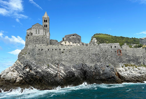 Locanda-San-Pietro-from-the-sea.jpg - Locanda San Pietro, Italy, as seen from the sea.