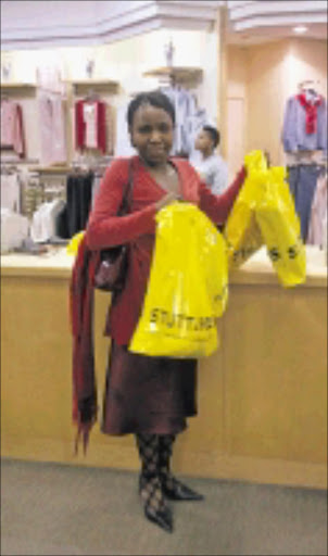 PATIENCE ZUZE SHOPPING AT STUTTEFODS, ROSEBANK. PIC MARIANNE PRETORIUS. 13.08.04