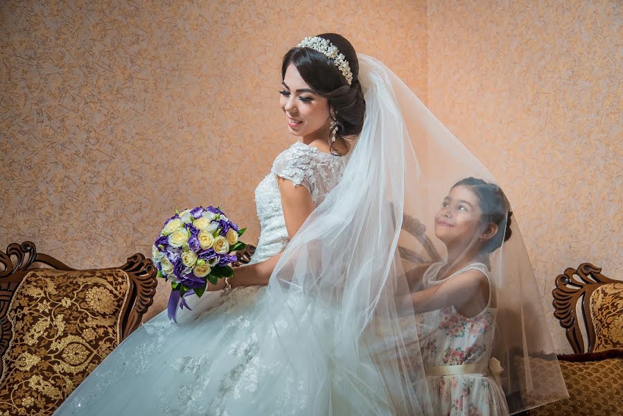 Fotógrafo de casamento Aziz Khalikov (azizkhalikov). Foto de 20 de abril 2017