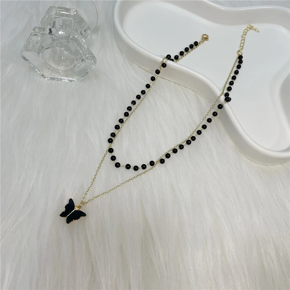 Colar com pingente de borboleta pérola preta, um acessório feminino elegante. Perfeito para realçar seu estilo e adicionar um toque sofisticado ao visual.