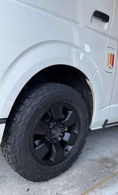 ハイエースバンのBFGoodrich All-Terrain・純正パーツに関するカスタム事例の投稿画像1枚目