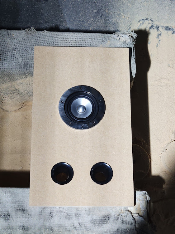 ハイエースバンのサブウーファーボックス作成中・Mark Audio・ホームオーディオに関するカスタム事例の投稿画像6枚目